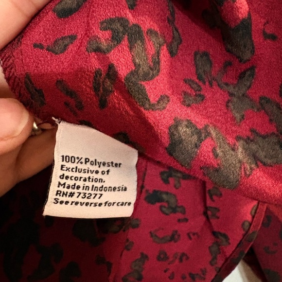 Nine West Women’s Cinched Waist V-Neck Blouse in Deep Red Cheetah Size Medium - Picture 9 of 9